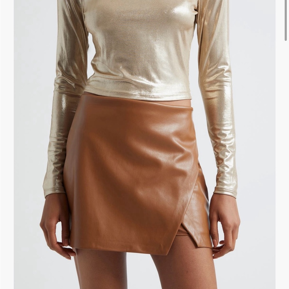 Alice and Olivia Delaina Metallic crop top. Size Medium